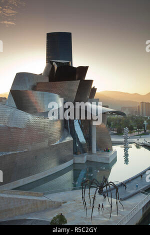 España, el País Vasco, provincia de Vizcaya, Bilbao, el Museo Guggenheim, diseñado por Frank Gehry con araña Maman, escultura de Louise Bourgeois