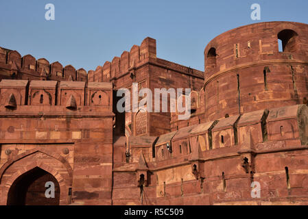Las imponentes murallas de piedra arenisca roja de Amar Singh Gate, el Fuerte de Agra. Construido por el emperador Akbar entre 1565 y 1573. Agra, India, Asia Central. Foto de stock