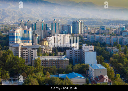 Kazajstán, Almaty, vista de la ciudad de Almaty de Kok-Tobe Foto de stock