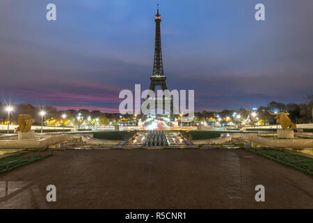 Muy temprano en la mañana el amanecer en la torre Eiffel no iluminado en absoluto, vista desde el Trocadero fuente agua en París, uno de los edificio más visitado por th