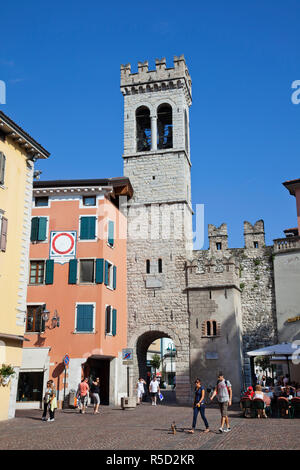 Italia, Trentino-Alto Adigio, Lago de Garda, Riva del Garda, San Michele Gate Foto de stock
