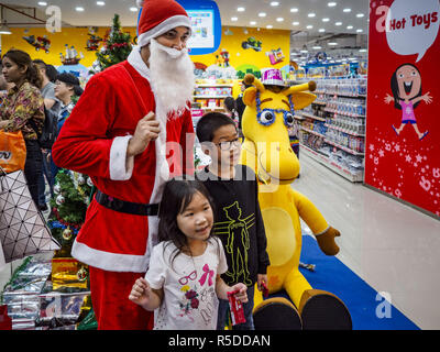 Moda apagado Prestigioso Bangkok, Tailandia, 01 de diciembre, 2018. - Un hombre tailandés en Santa  Claus traje espera entregar pequeños obsequios a los compradores en la  tienda de Toys R Us en Central World de