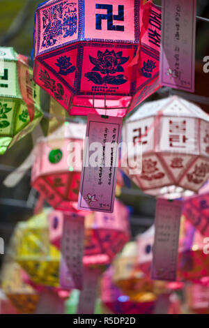 Corea, Gyeongsangnam-do, Busan, templo Beomeo-Sa, linternas para celebrar el cumpleaños de Bhuddda Foto de stock