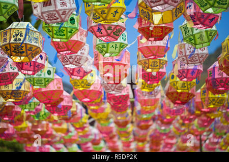 Corea, Gyeongsangnam-do, Busan, templo Beomeo-Sa, linternas para celebrar el cumpleaños de Bhuddda Foto de stock
