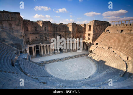 Siria, Bosra, ruinas de la antigua ciudad romana (un sitio de la UNESCO), la Ciudadela y el teatro Foto de stock
