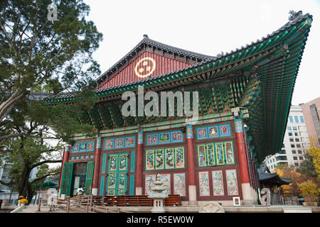 Corea del Sur, Seúl, templo Jogyesa, Daeungjeon o Hall del gran héroe con paneles que representa la vida del Gran Buda Foto de stock