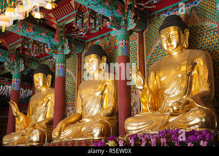 Corea del Sur, Seúl, templo Jogyesa, Daeungjeon o Hall del gran héroe, estatuas de Buda Foto de stock