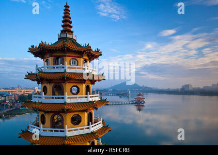 Taiwán, Kaohsiung, Lotus Pond, Dragón y Tigre templo de torre con vista del puente que conduce a la primavera y el otoño, pagodas y la estatua del emperador Tian Syuan en segundo plano. Foto de stock