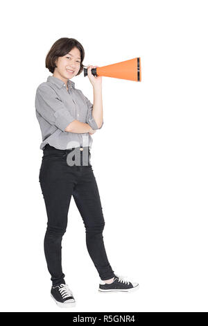 Mujer joven gritando para anunciar a través de un megáfono