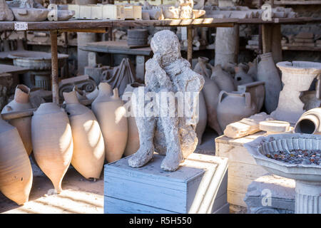 Hombre ash artefactos antiguos de cerámica, ánforas romanas jarras antiguas urnas concepto Pompeya Pompeya Italia Historia concepto, excavación de excavaciones, histórico Foto de stock