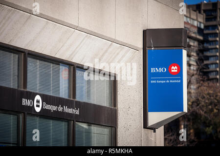 MONTREAL, Canadá - 4 de noviembre de 2018: Bank of Montreal, conocido como el logotipo de BMO, delante de una de sus sucursales. Llamado así como banco de Montreal, se encuentra en