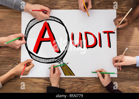 Gente dibujar la auditoría y la investigación del fraude concepto