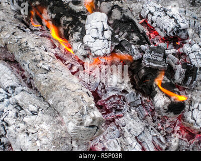 Los carbones ardientes en la parrilla. Después de un fuego ardiente shish kebab. Foto de stock