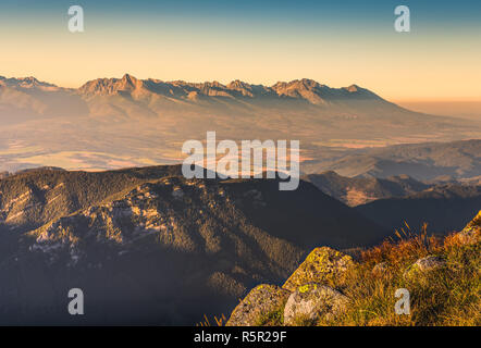 Altas montañas Tatras al Atardecer visto desde el Monte Dumbier en Bajos Tatras, Eslovaquia Foto de stock