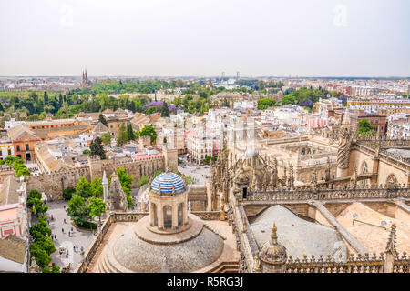 Vista del paisaje urbano de Sevilla desde la parte superior de la Giralda. Andalucía, España.
