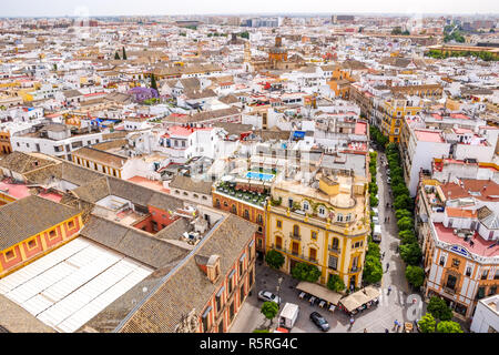 Vista del paisaje urbano de Sevilla desde la parte superior de la Giralda. Andalucía, España.