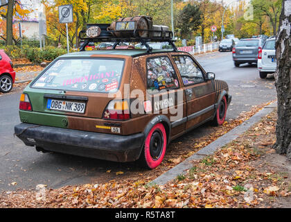 ,Berlín Reinickendorf, Rusty,pegatina cubiertos, viejo Volkswagen Golf coche aparcado en la calle suburbana en otoño Foto de stock