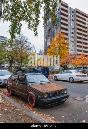 ,Berlín Reinickendorf, Rusty,pegatina cubiertos, viejo Volkswagen Golf coche aparcado en la calle suburbana en otoño Foto de stock