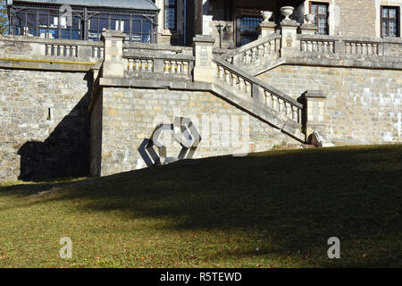 100 De Ani Romania 100 De Sculpturi 100 De Zile Sculpture En El Parque De Exposiciones De Palacio Cantacuzino Busteni El Valle De Prahova En Rumania Fotografia De Stock Alamy