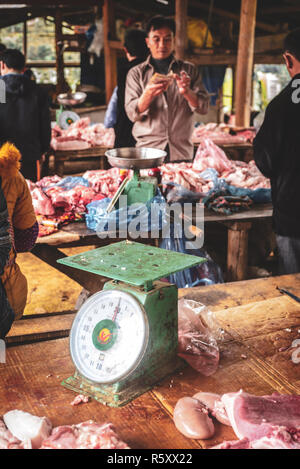 Escenas del mercado Can Cau en el norte de Vietnam Foto de stock
