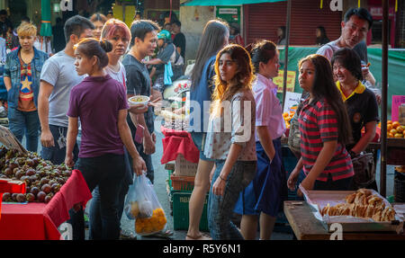 La gente de compras en el exterior del mercado Warorot (Kad Luang) en Chiang Mai, Tailandia.