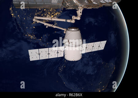 SpaceX Dragon orbitando el planeta Tierra. Foto de stock