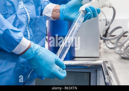 Scientist llenar graduada con agua destilada en laboratorio Fotografía de stock - Alamy
