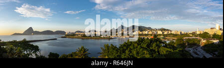 Hermosa vista panorámica de la ciudad de Río de Janeiro con Pan de Azúcar y Corcovado al amanecer.