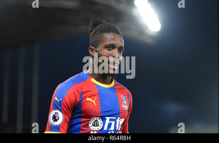 Wilfred Zaha de Crystal Palace durante la Premier League entre el Crystal Palace y Burnley en Selhurst Park , Londres , 01 de diciembre de 2018 sólo para uso editorial. Sin merchandising. Para las imágenes de fútbol FA Premier League y restricciones aplican inc. no internet/móvil de uso sin licencia FAPL - para más detalles póngase en contacto con el fútbol Dataco