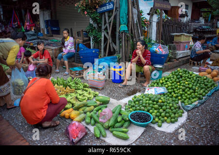 El mercado matinal en Luang Prabang, Laos. Frutas y verduras para la venta. Comenzando temprano en la mañana, los vendedores locales convergen en esta calle en dow