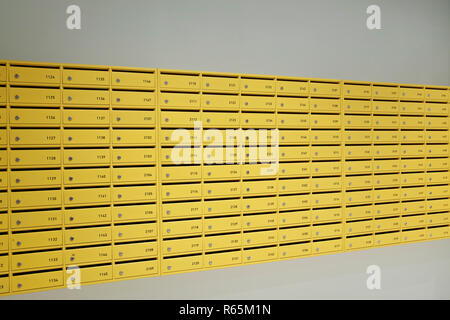 Las casillas de correo de color amarillo en la entrada de un edificio