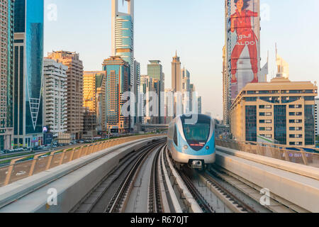 Vista del centro de la ciudad de Dubai desde un tren de Metro