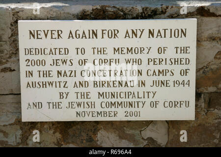 "Nunca más para cualquier nación", dedicado a la memoria de los 3000 judíos de Corfú que perecieron en los campos de concentración nazis de Aushwitz y Birkenau Foto de stock