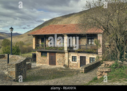 Bárcena Mayor, declarado el pueblo más bonito de España, Cantabria, Europa Foto de stock