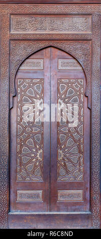 Madera puertas ornamentadas de plataforma (Minbar) de la mezquita de Al Nasir Mohammad Ibn Qalawun en la Ciudadela de El Cairo, Egipto Foto de stock