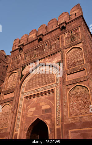 Los detalles de la maravillosa Puerta de Amar Singh, al sur de la entrada a la magnífica fortaleza de Agra, Agra, India, Asia Central. Foto de stock