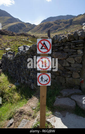Señales de advertencia en el inicio de la Cwm Idwal, caminata en el Parque Nacional de Snowdonia, Gales Foto de stock
