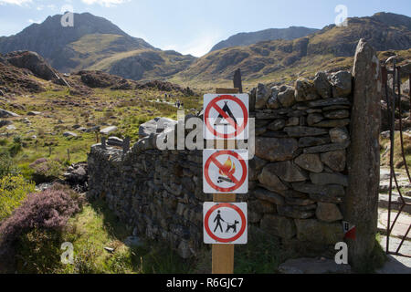 Señales de advertencia en el inicio de la Cwm Idwal, caminata en el Parque Nacional de Snowdonia, Gales Foto de stock