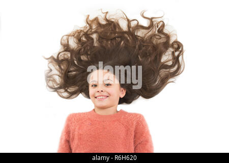 Mascarillas caseras naturales que le dan un bonito cabello saludable. Niña  Niño lindo con mucho pelo rizado aislado en blanco. Mascarilla recetas.  Concepto de peluquería. Máscara para cabello largo Fotografía de stock -  Alamy