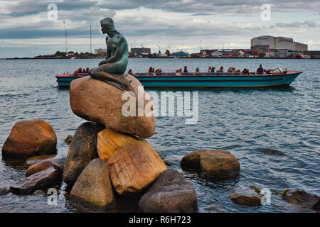 La Sirenita estatua de bronce, Langelinie promenade, en Copenhague, Dinamarca, Escandinavia