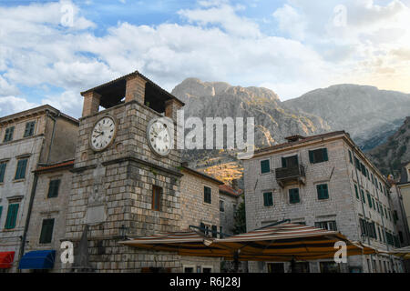 La torre del reloj en la Plaza de Armas, la plaza principal y mayor ciudad de Kotor, Montenegro Foto de stock