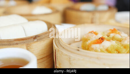 Al vapor para comer en el restaurante Dim Sum chinos Foto de stock