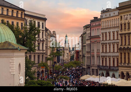 La gente va por la calle Grodzka en Cracovia, Polonia. Europa Foto de stock