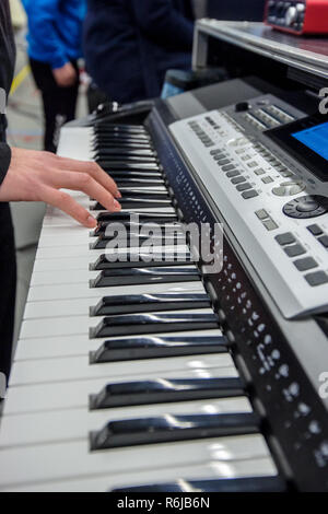 Grand piano sintetizador o teclado con las manos cerca que tocando las teclas en blanco y negro Foto de stock