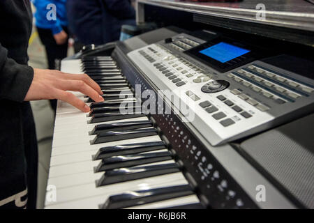 Grand piano sintetizador o teclado con las manos cerca que tocando las teclas en blanco y negro Foto de stock
