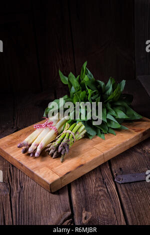 Bear's Garlic con espárragos verdes y blancos