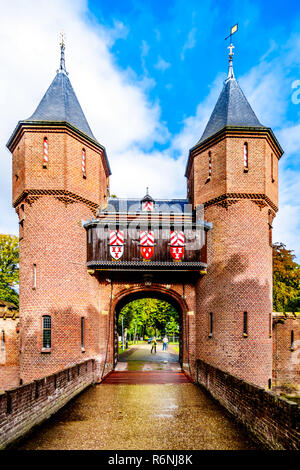 Magnífico castillo de Haar está rodeado por un foso y hermosos jardines. Un castillo del siglo XIV completamente la reconstrucción a finales del siglo XIX en Holanda Foto de stock