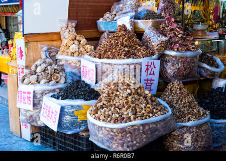 Tienda de alimentos, Shuzheng aldea tibetana, Parque Nacional de Jiuzhaigou, provincia de Sichuan, China Foto de stock