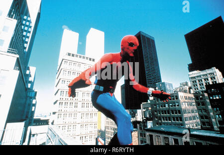 El título de la película original: Spiderman. Título en inglés: Spiderman.  Año: 1977. Director: E. W. SWACKHMAMER. Estrellas: Nicholas Hammond.  Crédito: Columbia Pictures / Álbum Fotografía de stock - Alamy