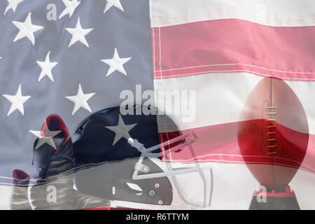 Cerca de calzado deportivo y de casco de fútbol americano para tee en contra de fotograma completo de bandera americana